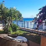 Fronte Mare Villa *